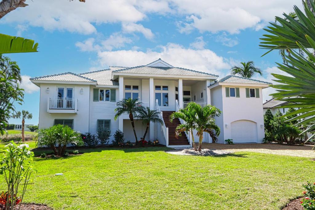 ein großes weißes Haus mit einem Hof in der Unterkunft Eagle's View in Sanibel