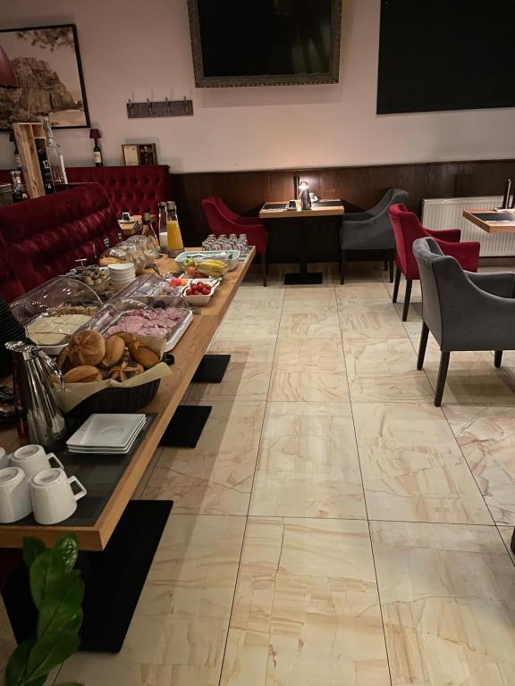 una mesa larga con comida en un restaurante en Hotel Rothkamp en Frechen