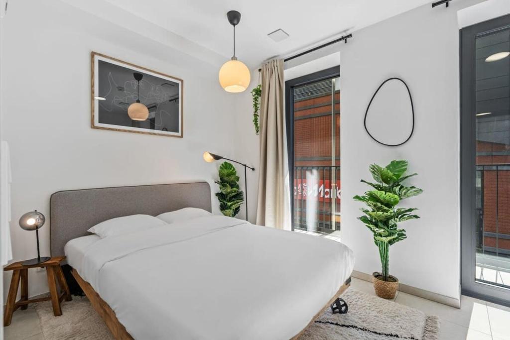 Un dormitorio con una gran cama blanca y una ventana en Classy Studio next to Belval Shopping Plaza-ID-176, en Esch-sur-Alzette