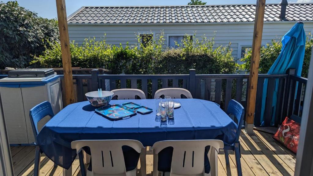 Photo de la galerie de l'établissement Mobil home avec terrasse camping du gouffre numéro 88 plougrescant, à Plougrescant