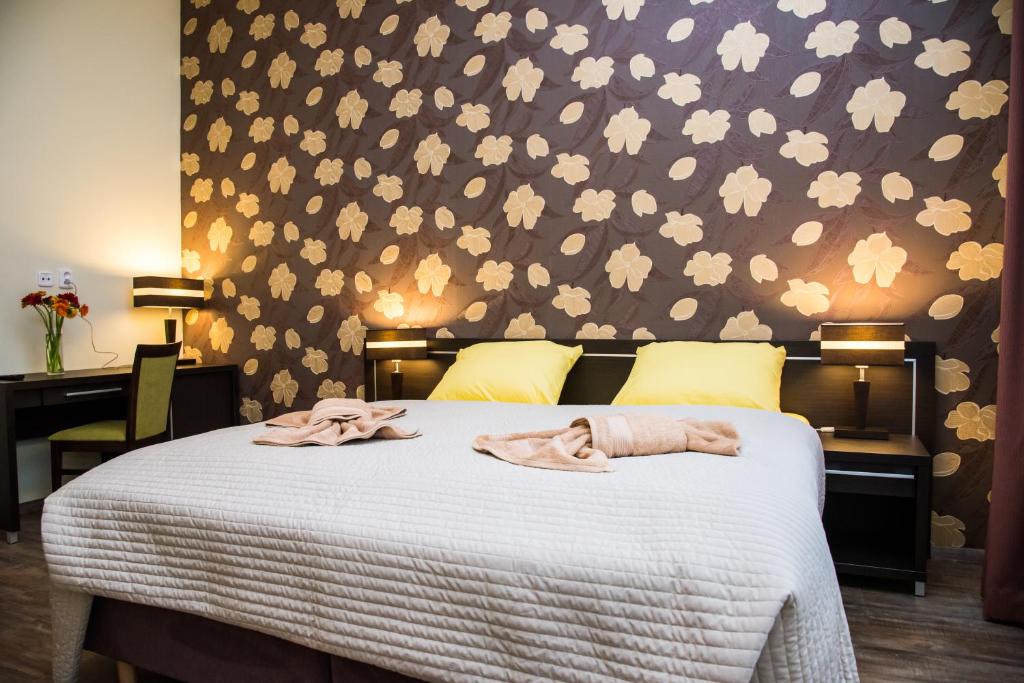 1 dormitorio con 1 cama con toallas en Domus Apartments, en Praga