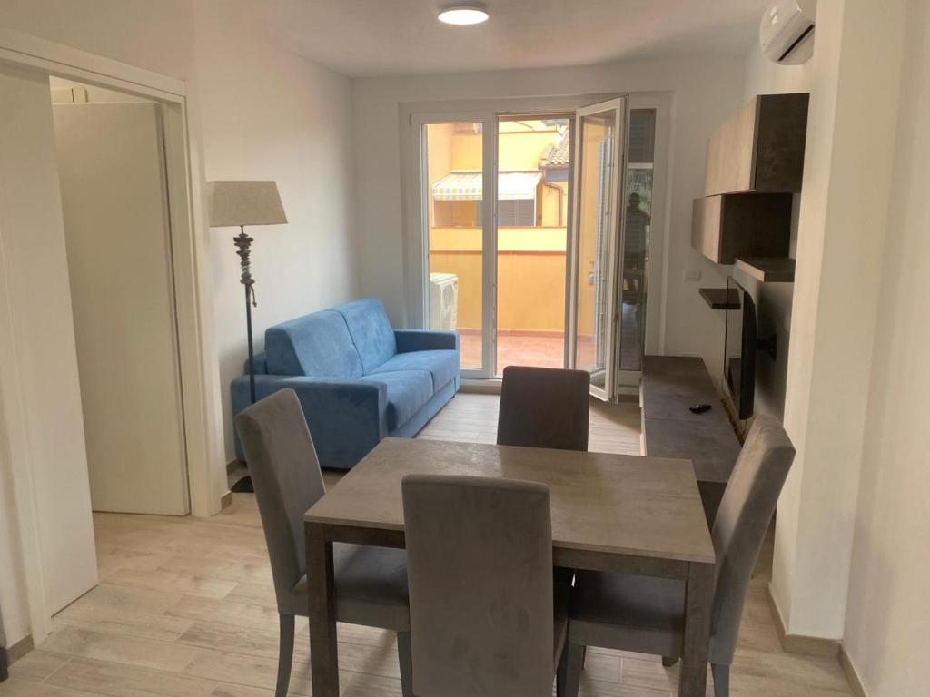 ein Wohnzimmer mit einem Tisch und einem blauen Sofa in der Unterkunft luxury penthouse appartment in Castiglione della Pescaia