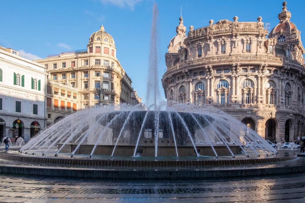 una fuente de agua frente a un edificio en U Genova en Génova