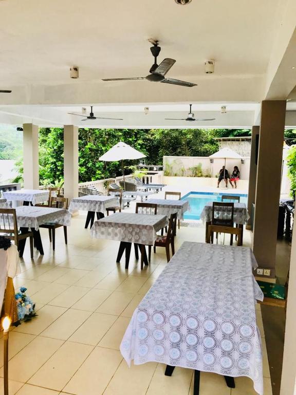 Bazén v ubytování Bayview Villas Seychelles nebo v jeho okolí