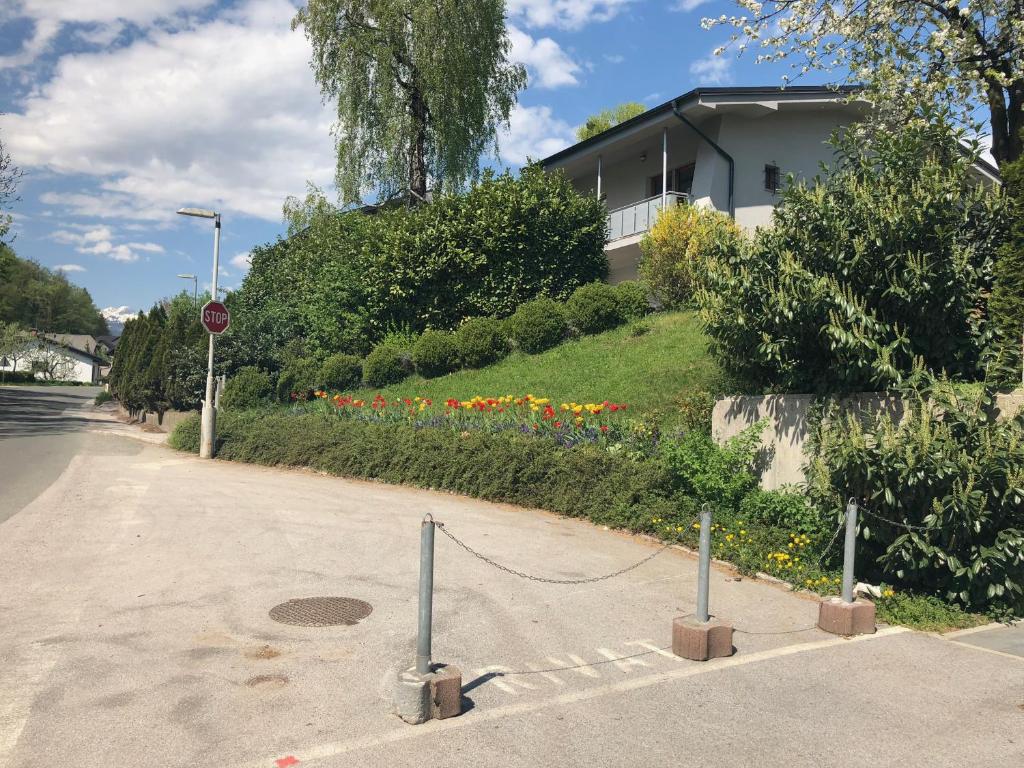 een straat met een stopbord en wat bloemen bij Katarina in Bled