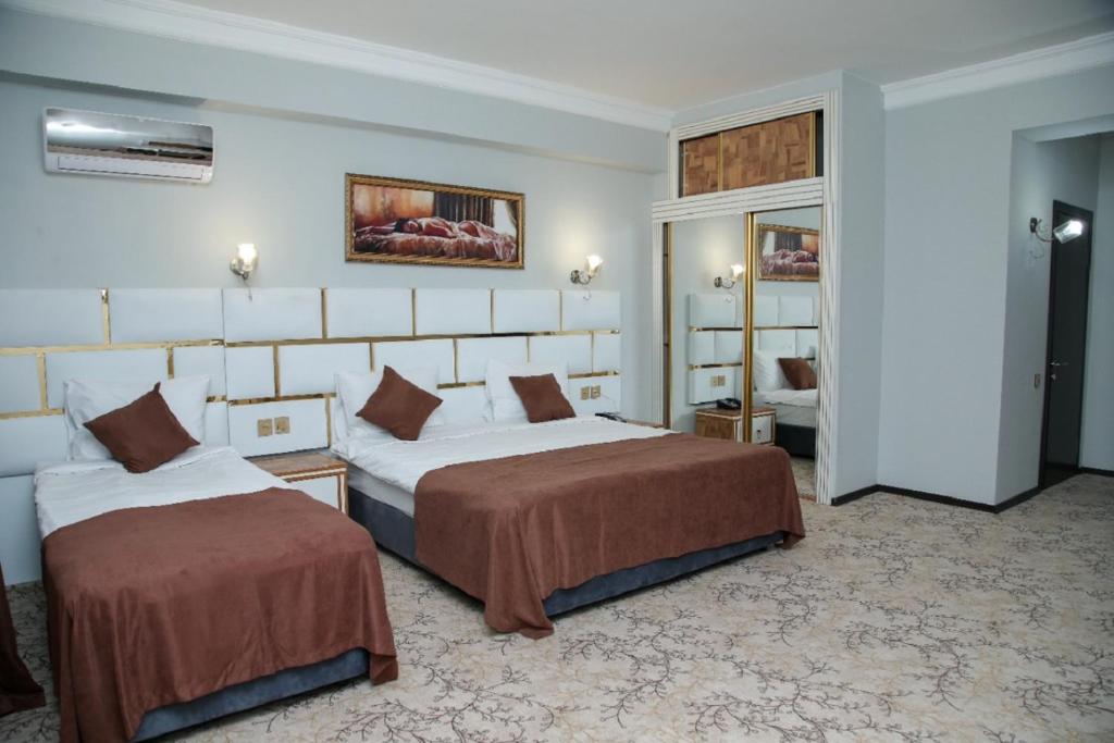Bey Hotel Baku tesisinde bir odada yatak veya yataklar