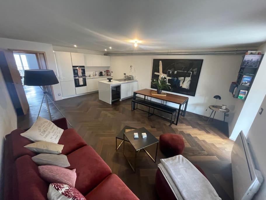 un salon avec un canapé rouge et une table dans l'établissement Appartement centre-ville d'Evian les Bains, à Évian-les-Bains