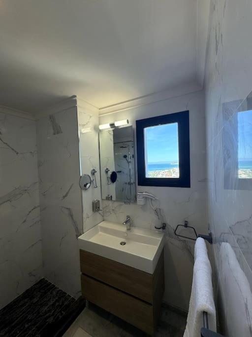 Ένα μπάνιο στο Penthouse Vue sur Mer & Piscine
