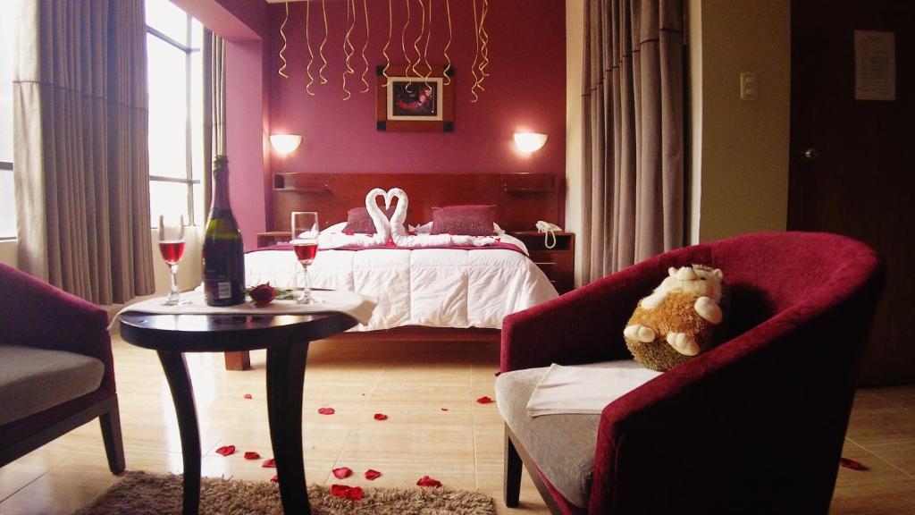 - une chambre avec un lit, une table et des chaises dans l'établissement HOTEL LAS TERRAZAS INN, à Andahuaylas