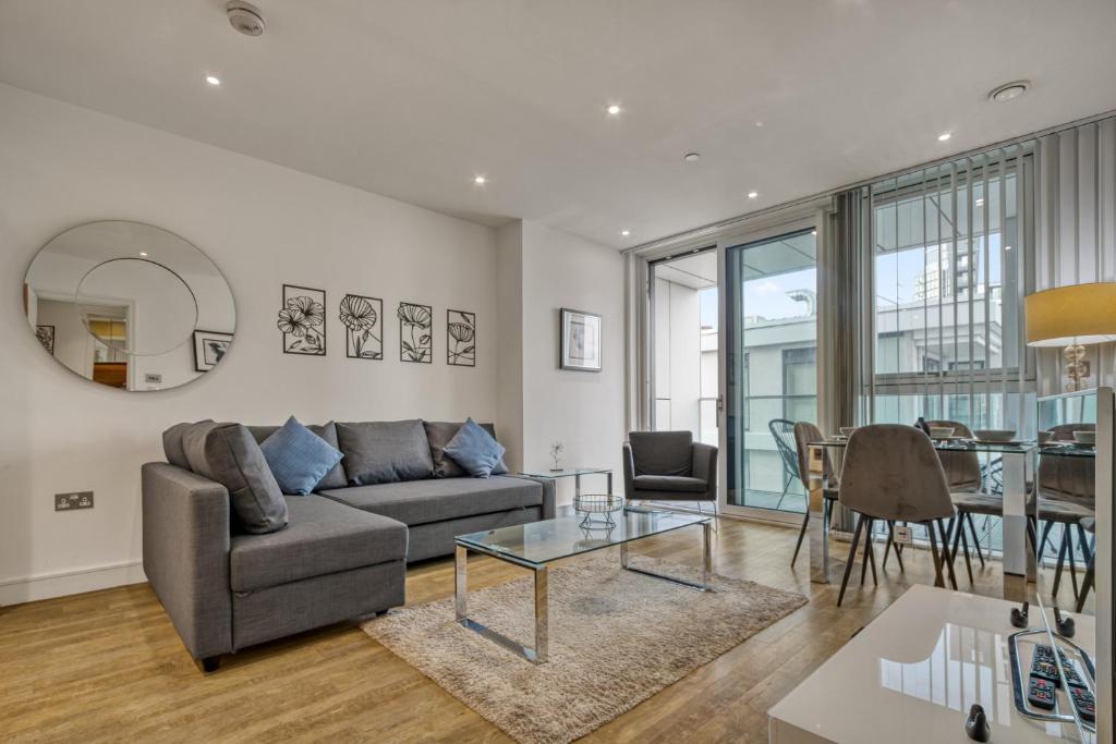 Hotel Stylish and Spacious- One Bed in Nine Elms, a living room with a couch and a table at Stylish and Spacious- One Bed in Nine Elms in London