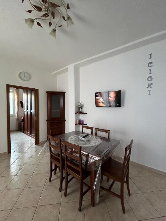 a dining room with a table and chairs at Appartamento Deluxe I Cigni - Forio Ischia in Forio d'Ischia