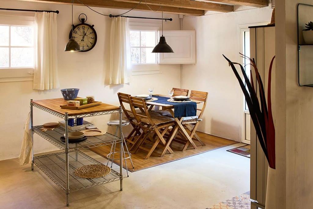 ラ・ガリガにあるEl Til·lerのテーブルと椅子と時計のあるダイニングルーム