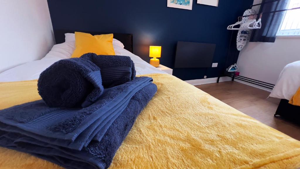 Ένα ή περισσότερα κρεβάτια σε δωμάτιο στο Stunning Cosy 2 Bedroom Flat with Parking, Central