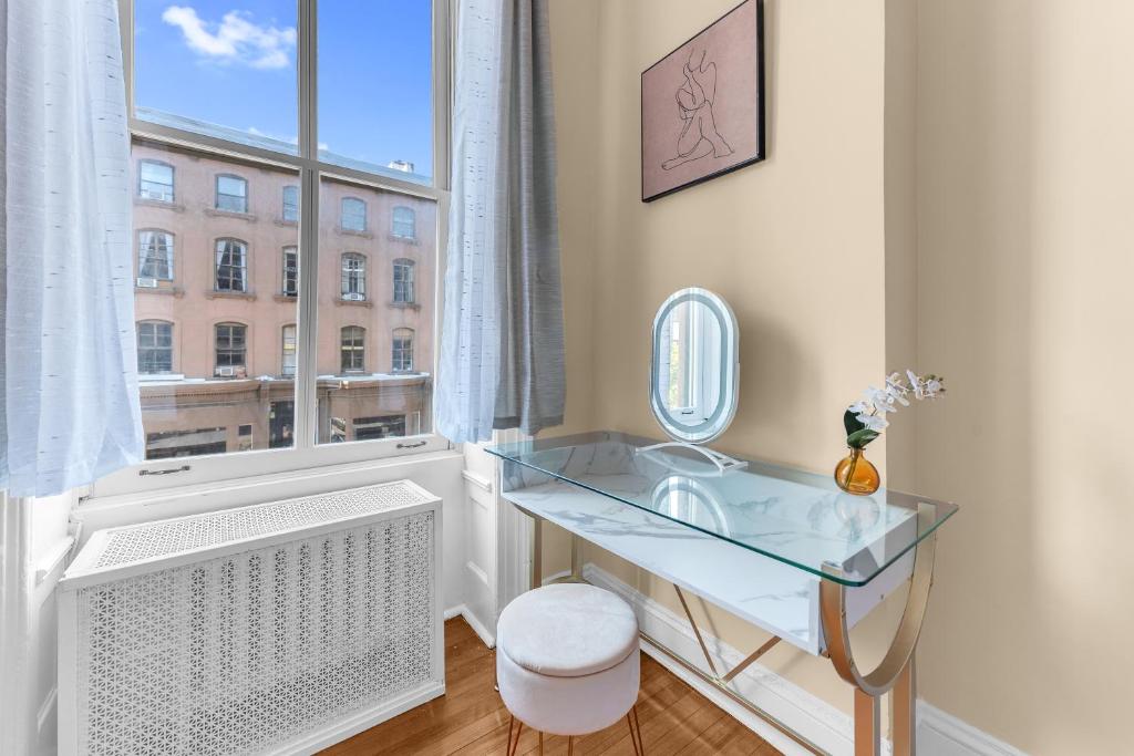 baño con mesa de cristal y ventana en Charming 2Bd in Brooklyn Heights en Brooklyn