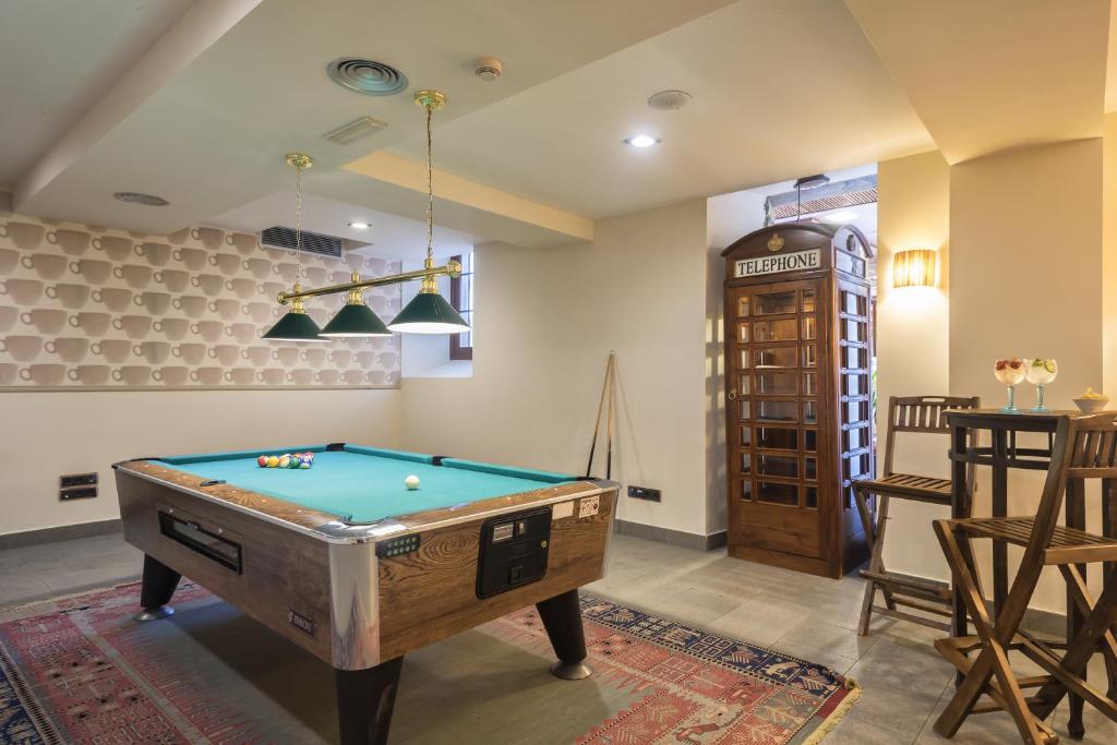 Biliár nebo kulečník v ubytování Hotel & Spa Monasterio de Boltaña