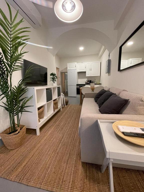 Sala de estar con cama, mesa y planta en New Piso Centrico para 7pax a 2 min andando de Gran Via, en Madrid