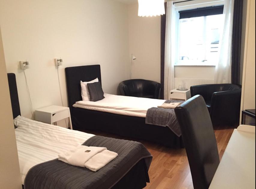 Postel nebo postele na pokoji v ubytování Stadshotellet Kristianstad