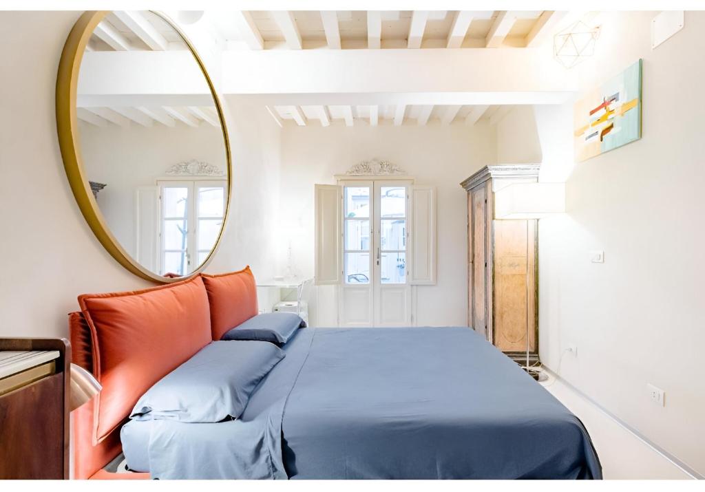 um quarto com uma cama e um espelho em Luxury Tower House in heart of Pisa Standard em Pisa