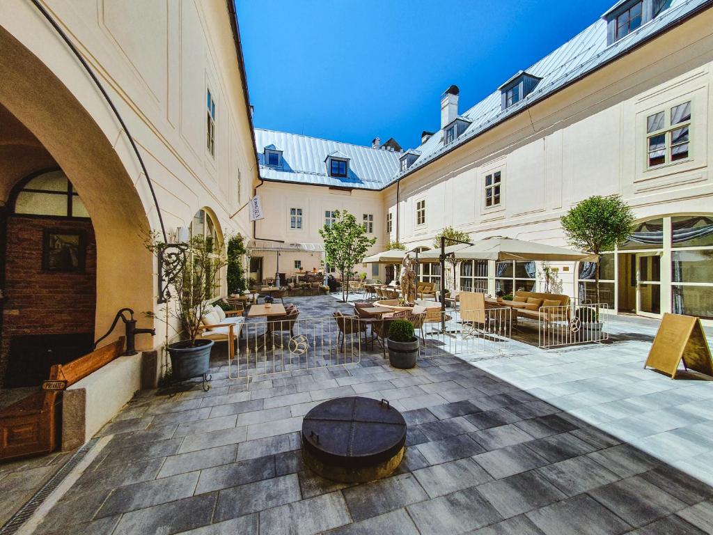 a courtyard with tables and chairs in a building at Opera apartments in Banská Štiavnica