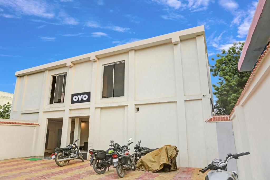 un gruppo di motocicli parcheggiato di fronte a un edificio di OYO Flagship J.d.p Guest House a Varanasi