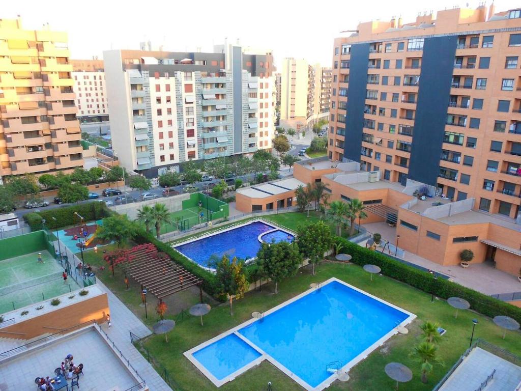 Una vista aérea de una piscina en una ciudad. en Bright Apartment in Alicante, 90 m², Shared Pool, en Alicante