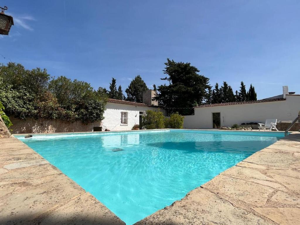 una gran piscina azul en un patio en 3 bedrooms house with private pool terrace and wifi at Albinyana, en Albinyana