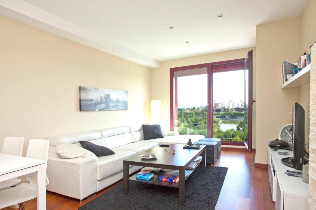 un soggiorno con divano bianco e tavolo di One bedroom apartement with wifi at Mislata a Valencia