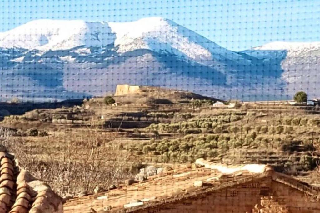 een uitzicht op een berg met besneeuwde bergen bij 5 bedrooms house with wifi at Santa Cruz de Moncayo in Santa Cruz de Moncayo
