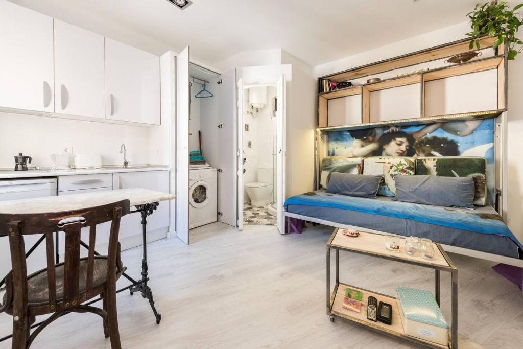 a small room with a bed and a kitchen at One bedroom property with wifi at Madrid in Madrid