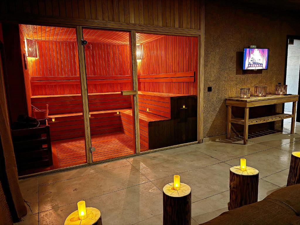 TV a/nebo společenská místnost v ubytování Wolf Of The City Hotel & Spa