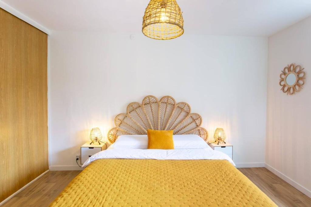 Ένα ή περισσότερα κρεβάτια σε δωμάτιο στο Appartement charmant à Amiens avec parking inclus - 65m²