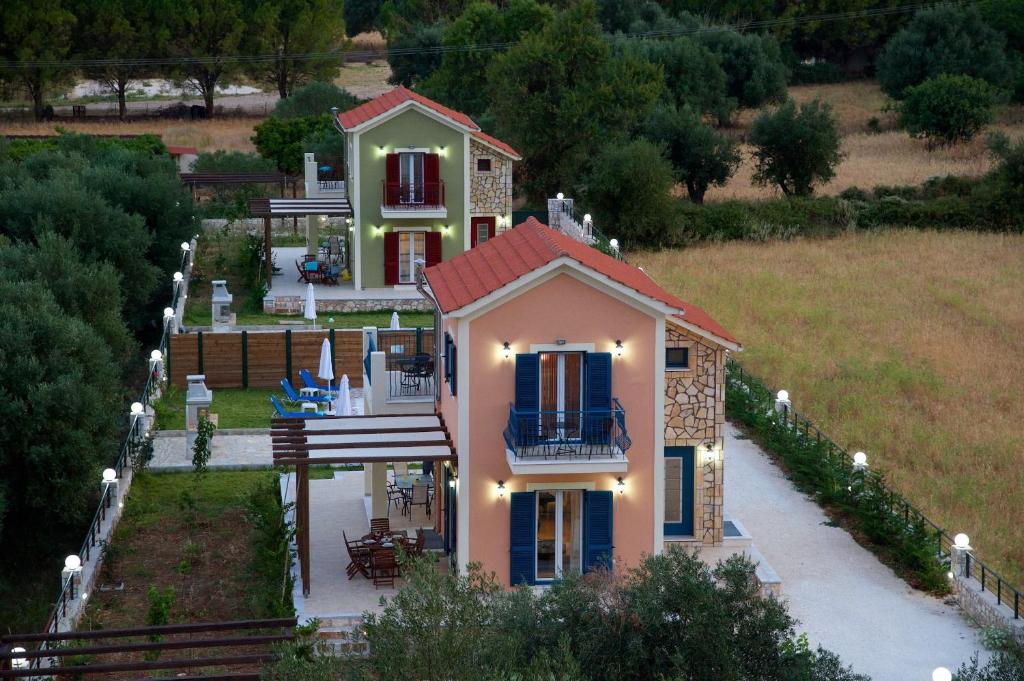 z góry widok na dom z ogródkiem w obiekcie Regina Ioanna Villas w mieście Agia Efimia