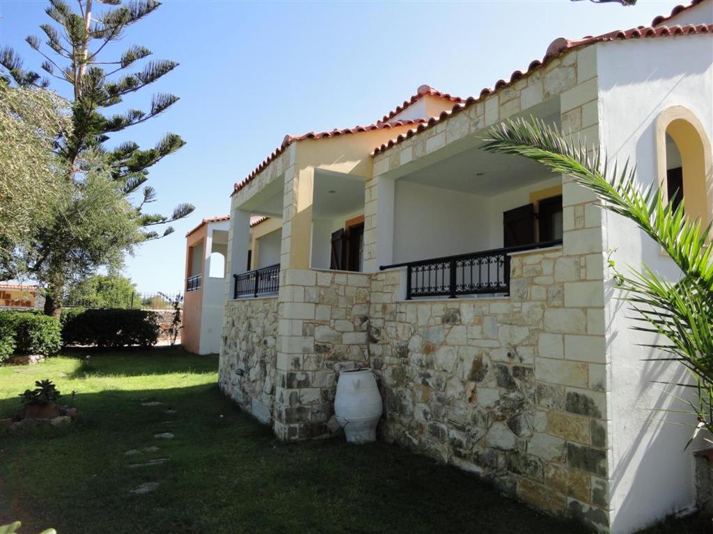 una casa con un bagno in giardino di Sunrise Sissi Apartments a Sissi