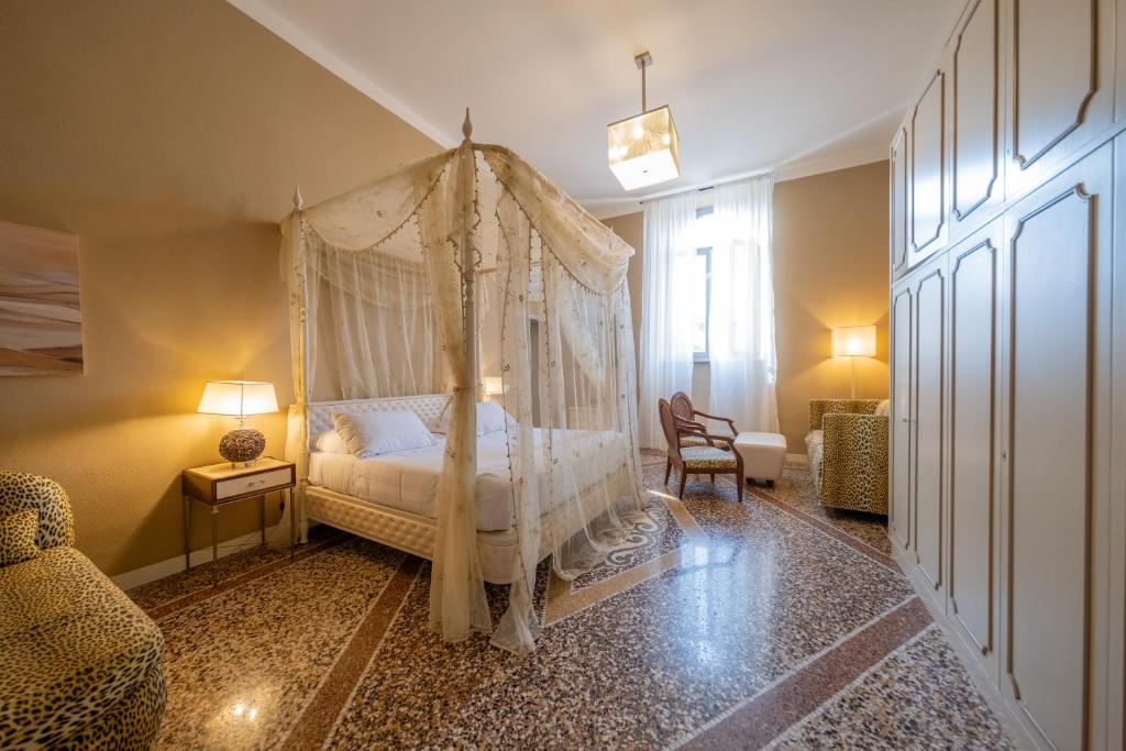 a bedroom with a bed with a canopy at Lungarno Buozzi 7 Apartments in Pisa