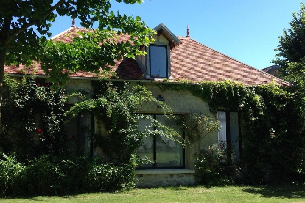 Una casa con l'edera sul lato. di Propriete d'une chambre avec terrasse et wifi a Essomes sur Marnea a Essômes-sur-Marne