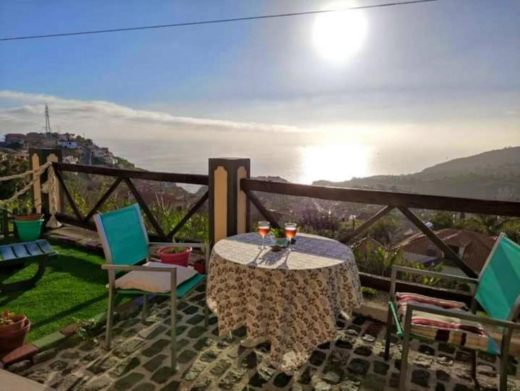 ポンタ・ド・ソルにあるOne bedroom property with private pool terrace and wifi at Ponta do Sol 2 km away from the beachの景色を望むバルコニー(テーブル、椅子付)