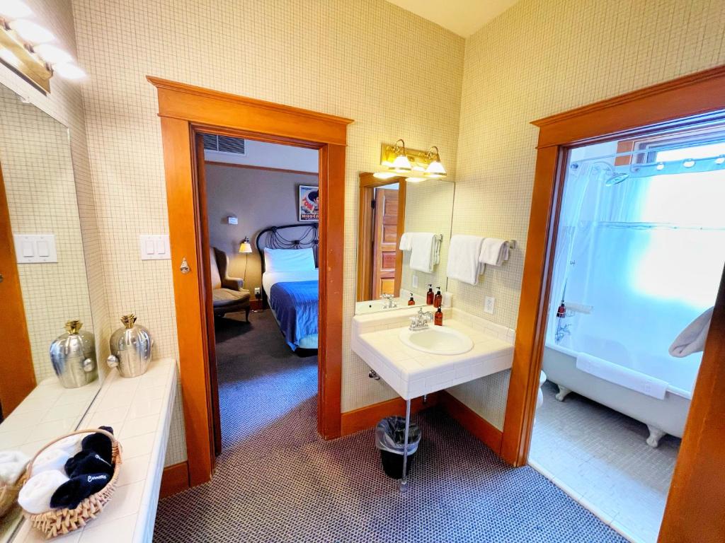 Postel nebo postele na pokoji v ubytování Hotel Vendome