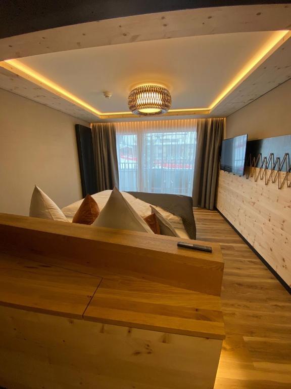 TV a/nebo společenská místnost v ubytování Hotel Tirol