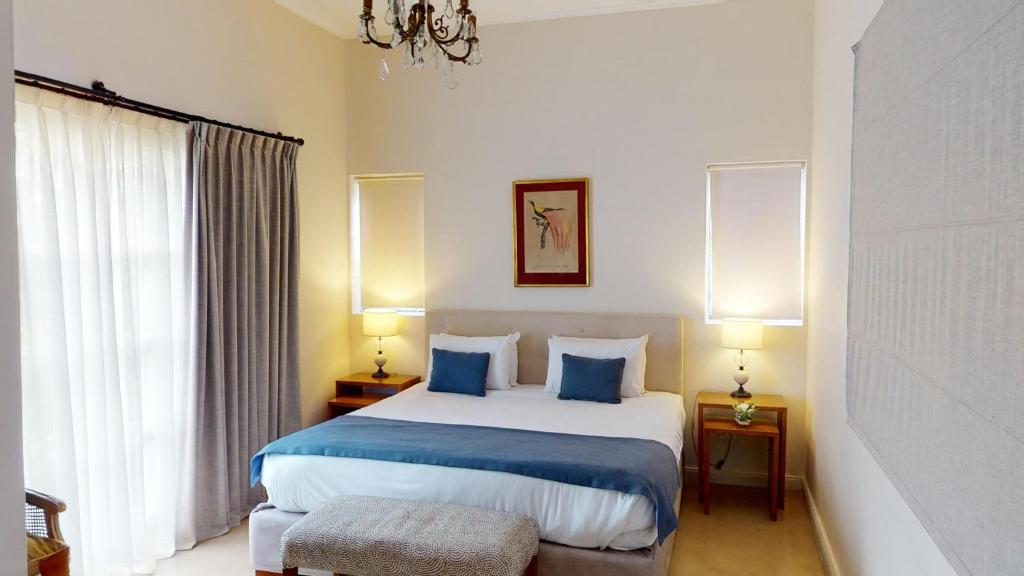 een slaapkamer met een groot bed met blauwe kussens bij BENS L'Hôtel Palermo in Buenos Aires