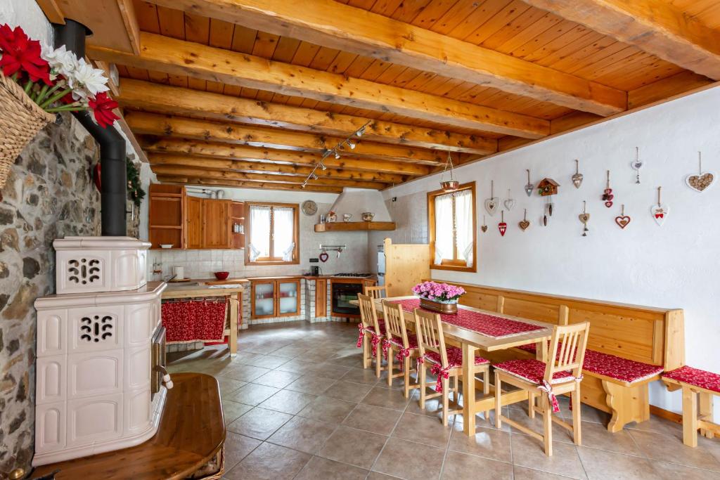 a kitchen and dining room with a table and chairs at Lioda Hiking in Venas