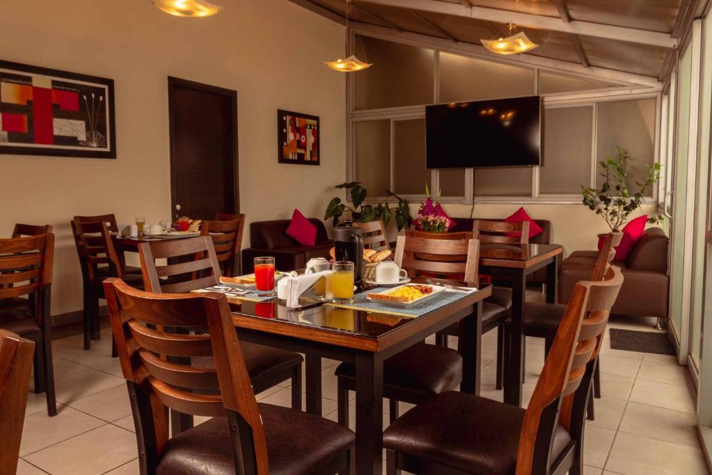 TV a/nebo společenská místnost v ubytování Group House Apart Hotel