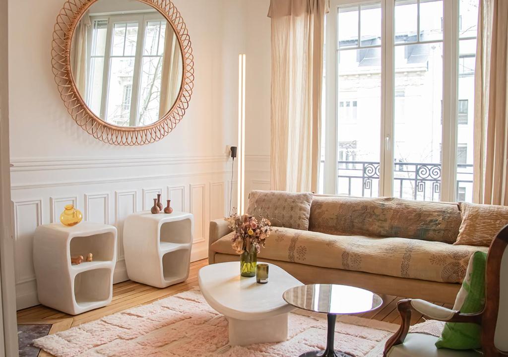 a living room with a couch and a mirror at Rare! Magnifique appartement - Vue Cathédrale in Reims