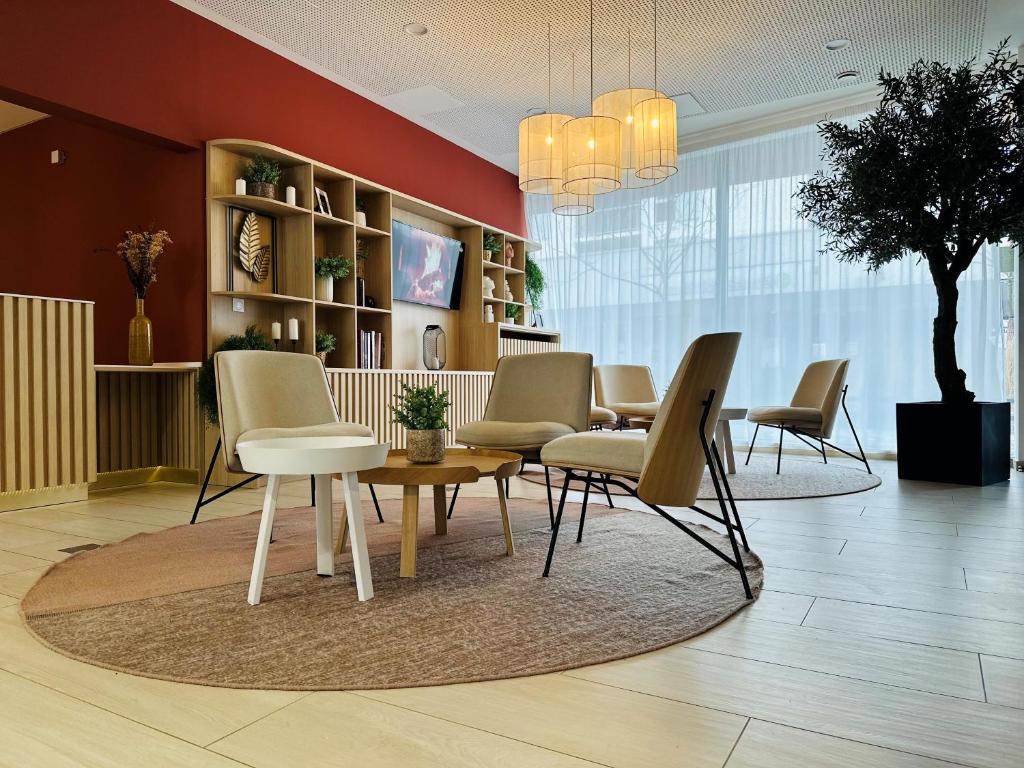 een eetkamer met stoelen en een tafel in een kamer bij Twenty Business Flats Lille - Bayard in Lille