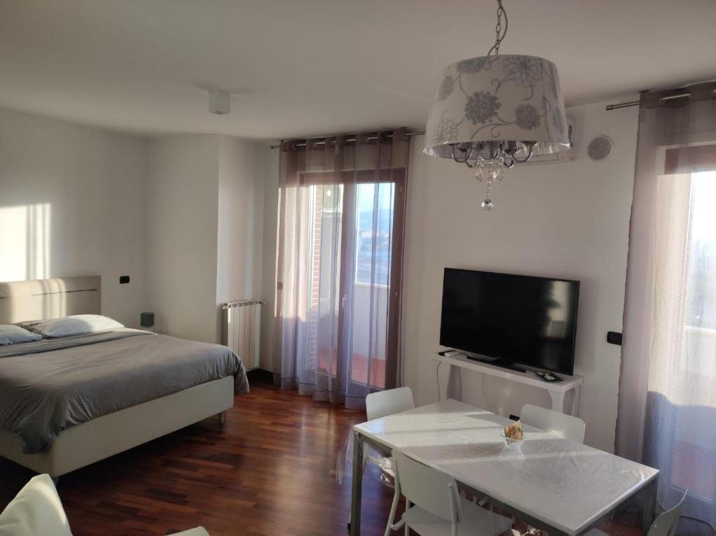 1 dormitorio con 1 cama, TV y mesa en Il Molino Apartment, en Pescara