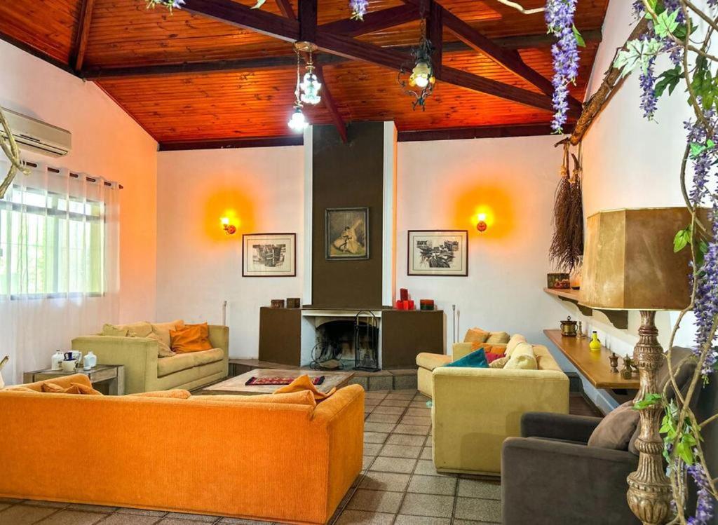 een woonkamer met banken en een open haard bij Chácara privativa em condomínio! in Pôrto Feliz