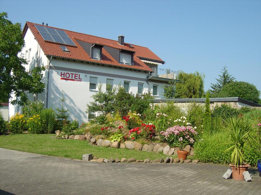 a house with a lot of flowers in front of it at Hotel Garni Kochstedt in Dessau