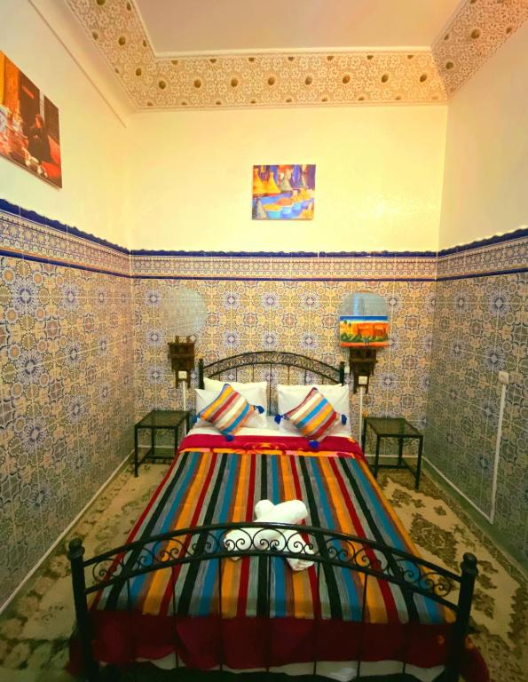 Postel nebo postele na pokoji v ubytování Dar Merzouga Meknes