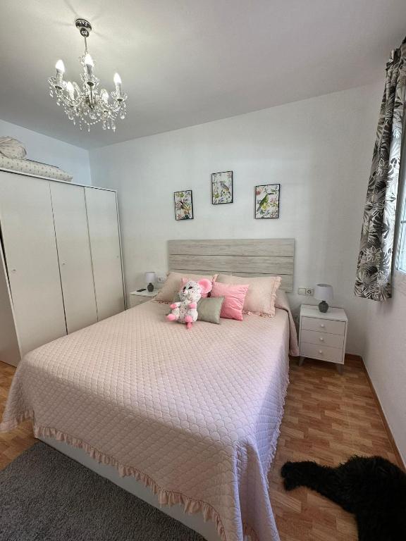 a bedroom with a large bed with pink pillows at Apartamento Brisa junto al mar in Roquetas de Mar