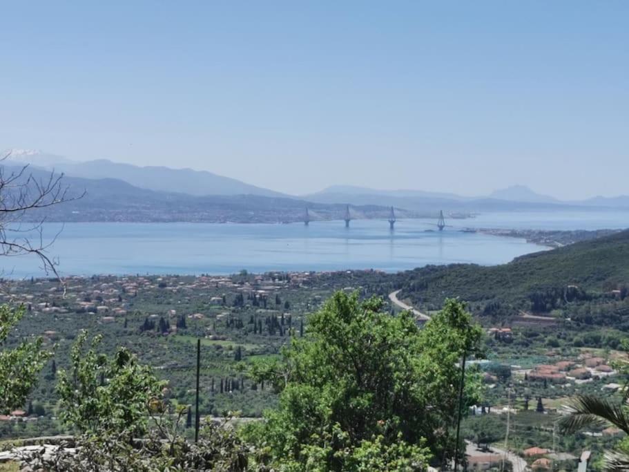 een uitzicht op een brug over een waterlichaam bij Up on the hill in Nafpaktos