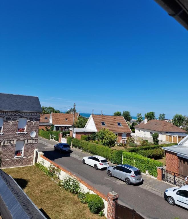 - une vue sur une rue d'un quartier résidentiel dans l'établissement maisonnette, à Dieppe
